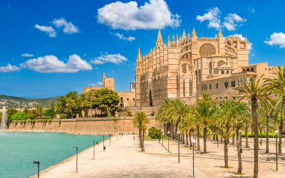 Parc de la Mar with La Seu Cathedral and behind it the Almudaina